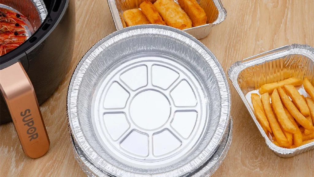 Disposable aluminum foil containers and pans with lids