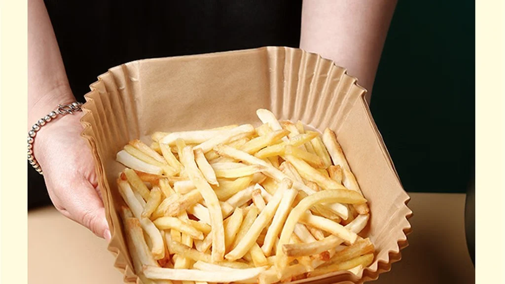 Greaseproof tray liners for dine-in